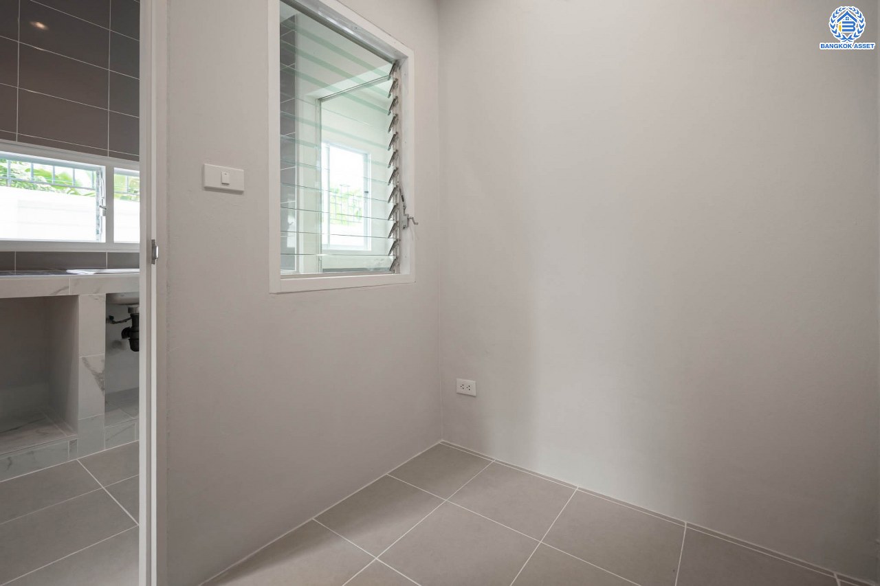 บ้านมือสองตกแต่งใหม่ ม.มณีรินทร์พาร์ค รัตนาธิเบศร์-ท่าอิฐ แบรนด์ Property Perfect เนื้อที่ 66.2 ตร.ว. ฟังก์ชัน 3 ห้องนอน 4 ห้องน้ำ 1 ห้องอเนกประสงค์ จอดรถได้ 2 คัน บนทำเลศักยภาพ เชื่อมต่อทั้ง ถนนรัตนาธิเบศร์ และถนนราชพฤกษ์ ใจกลาง 2 เซ็นทรัลฯ ใกล้ทางด่วนงามวงศ์วาน และรถไฟฟ้า "สถานีบางรักน้อยท่าอิฐ"